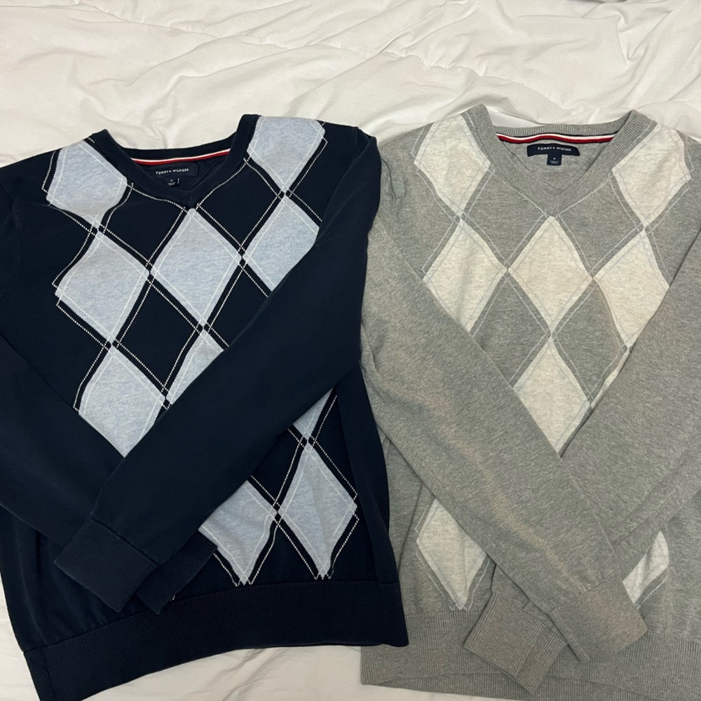 -BUNDLE- 2 men’s argyle style Tommy Hilfiger V neck sweaters